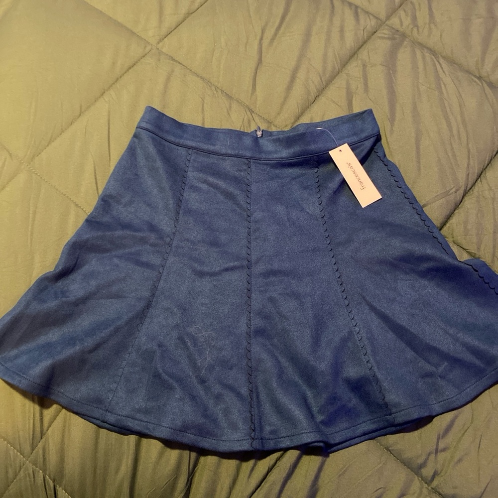 Navy blue skirt with zipper on the back #skirts